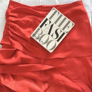 Red skirt w zipper. High wasted . Flare bottom. 📛